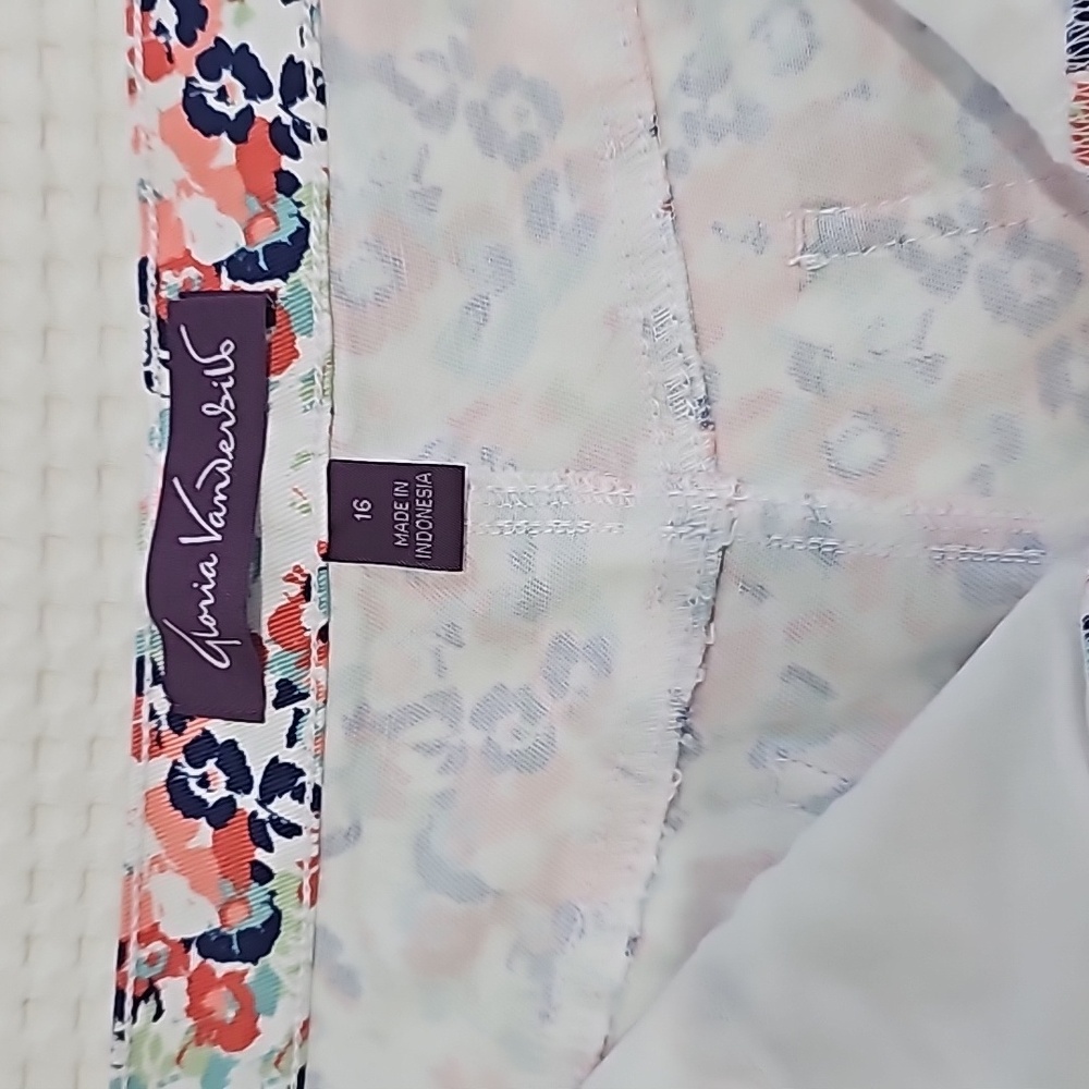 Gloria Vanderbilt Amanda Short Floral Print Jean Shorts Size 16 NWT - Picture 4 of 11